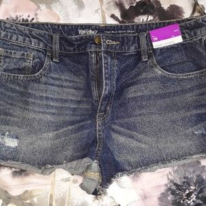 Who Wears Short Short😄